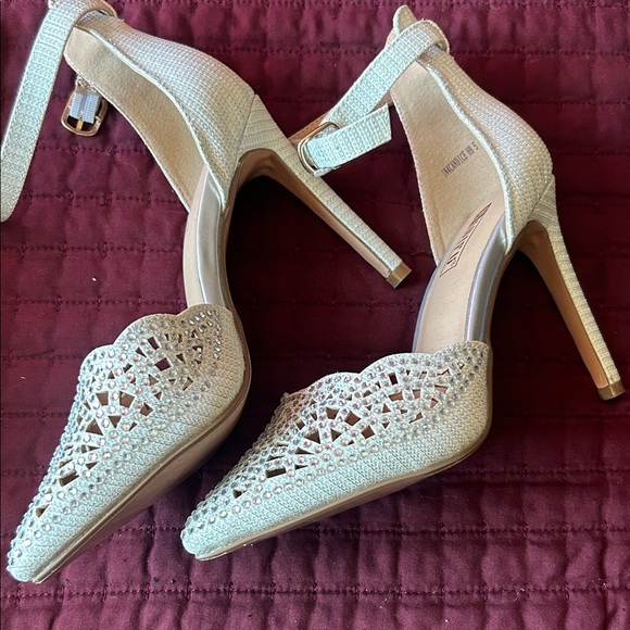 Nine West Cream Lace Heels - Picture 9 of 11